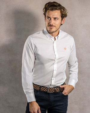 Camisa antimanchas tela algodon popelina color blanco logo coral para hombre marca regular fit DANTE foto modelo 2