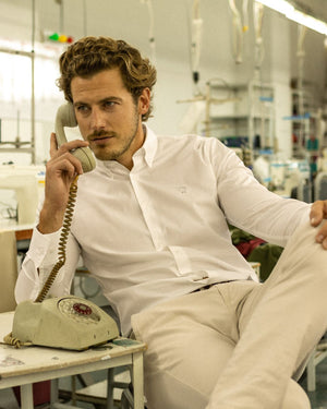 Camisa antimanchas tela algodon popelina color blanco logo gris para hombre marca regular fit DANTE foto modelo