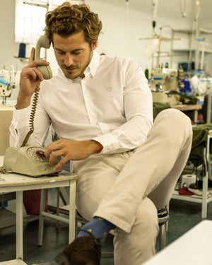 Camisa antimanchas tela algodon popelina color blanco logo gris para hombre marca regular fit DANTE foto modelo 2