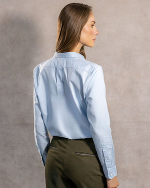 Camisa antimanchas tela algodon popelina color light Blue logo azul oscuro para mujer marca regular fit DANTE foto espalda