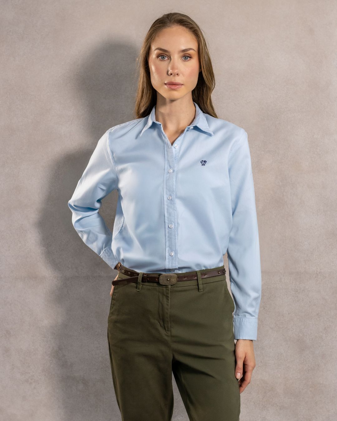 Camisa antimanchas tela algodon popelina color light Blue logo azul oscuro para mujer marca regular fit DANTE foto modelo
