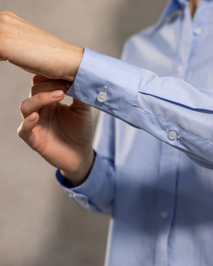 Camisa antimanchas tela algodon popelina color light Blue logo rosado para mujer marca regular fit DANTE foto manga