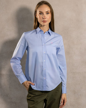 Camisa antimanchas tela algodon popelina color light Blue logo rosado para mujer marca regular fit DANTE foto modelo