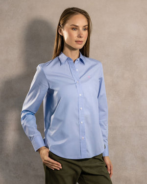 Camisa antimanchas tela algodon popelina color light Blue logo rosado para mujer marca regular fit DANTE foto modelo 2