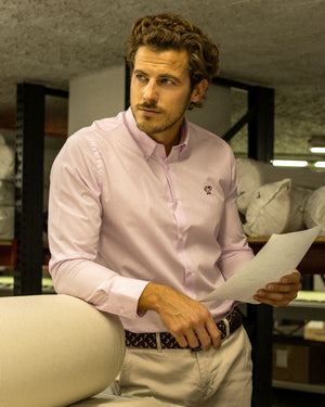 Camisa antimanchas tela algodon popelina color light pink logo Burgundy para hombre marca regular fit DANTE foto modelo 2