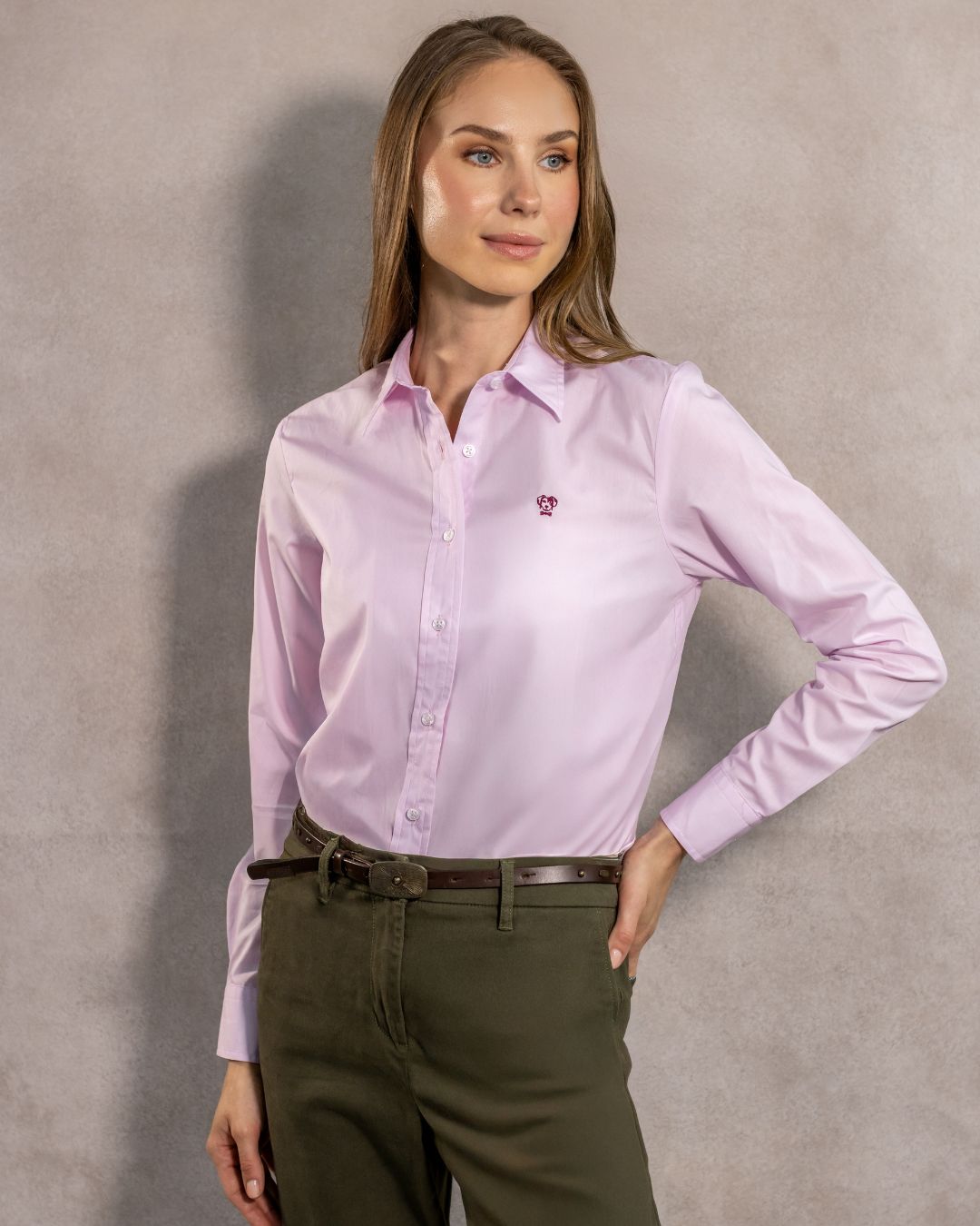Camisa antimanchas tela algodon popelina color light pink logo Burgundy para mujer marca regular fit DANTE foto modelo