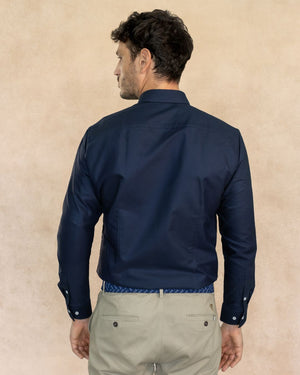 Camisa antimanchas tela algodon popelina con bolisllo color azul oscuro para hombre marca regular fit DANTE foto espalda