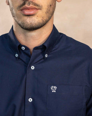 Camisa antimanchas tela algodon popelina con bolisllo color azul oscuro para hombre marca regular fit DANTE foto logo