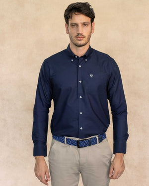 Camisa antimanchas tela algodon popelina con bolisllo color azul oscuro para hombre marca regular fit DANTE foto modelo