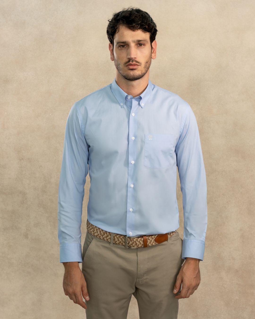 Camisa antimanchas tela algodon popelina con bolsillo color light Blue para hombre marca regular fit DANTE foto modelo
