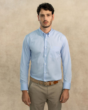 Camisa antimanchas tela algodon popelina con bolsillo color light Blue para hombre marca regular fit DANTE foto modelo