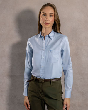 Camisa antimanchas tela algodon popelina con bolsillo color light Blue para mujer marca regular fit DANTE foto modelo