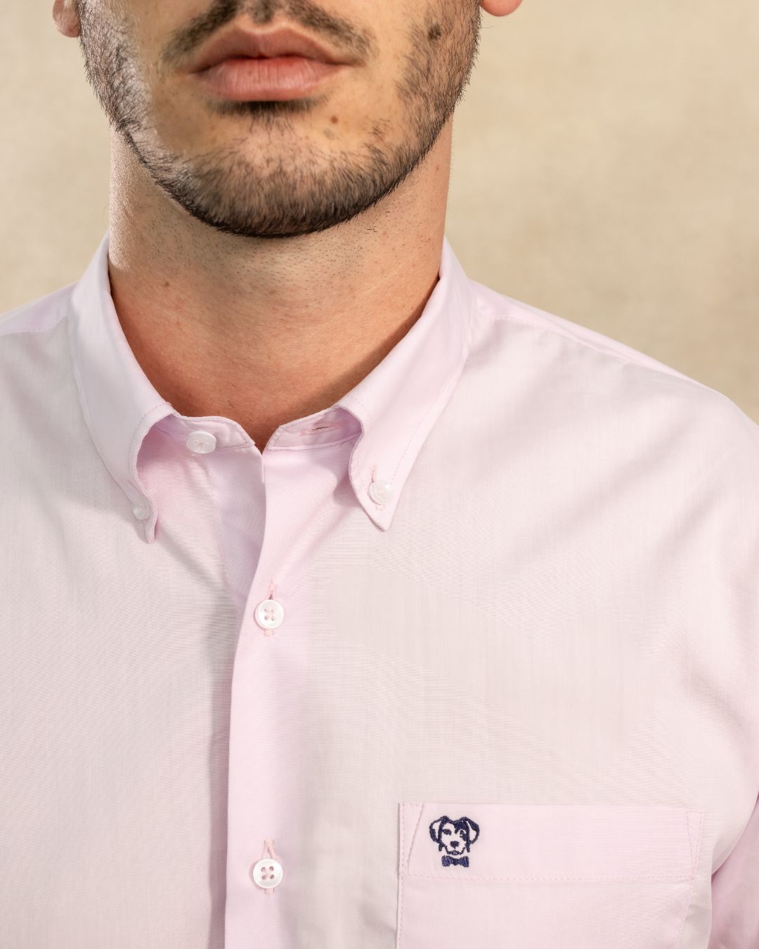 Camisa antimanchas tela algodon popelina con bolsillo color light pink para hombre marca regular fit DANTE foto cerca