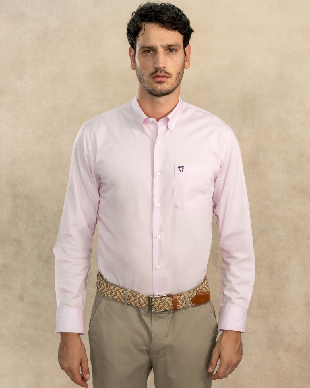 Camisa antimanchas tela algodon popelina con bolsillo color light pink para hombre marca regular fit DANTE foto modelo