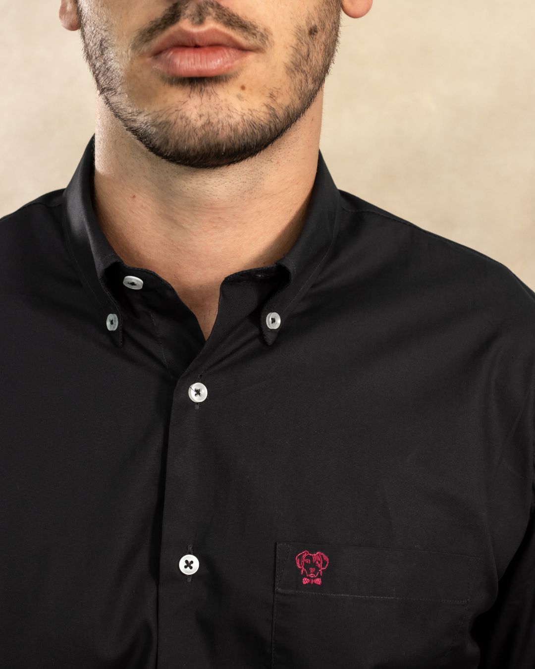 Camisa antimanchas tela algodon popelina con bolsillo color negro para hombre marca regular fit DANTE foto cerca