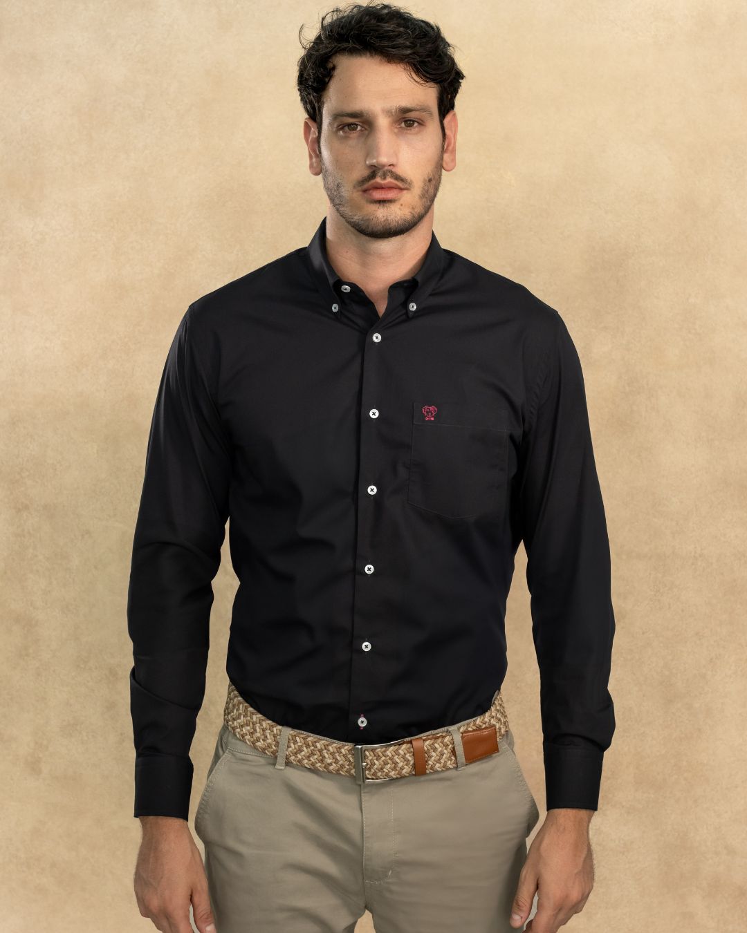 Camisa antimanchas tela algodon popelina con bolsillo color negro para hombre marca regular fit DANTE foto modelo