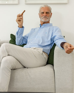 Camisa antimanchas tela algodon popelina cuadro color azul claro para hombre marca regular fit DANTE foto modelo