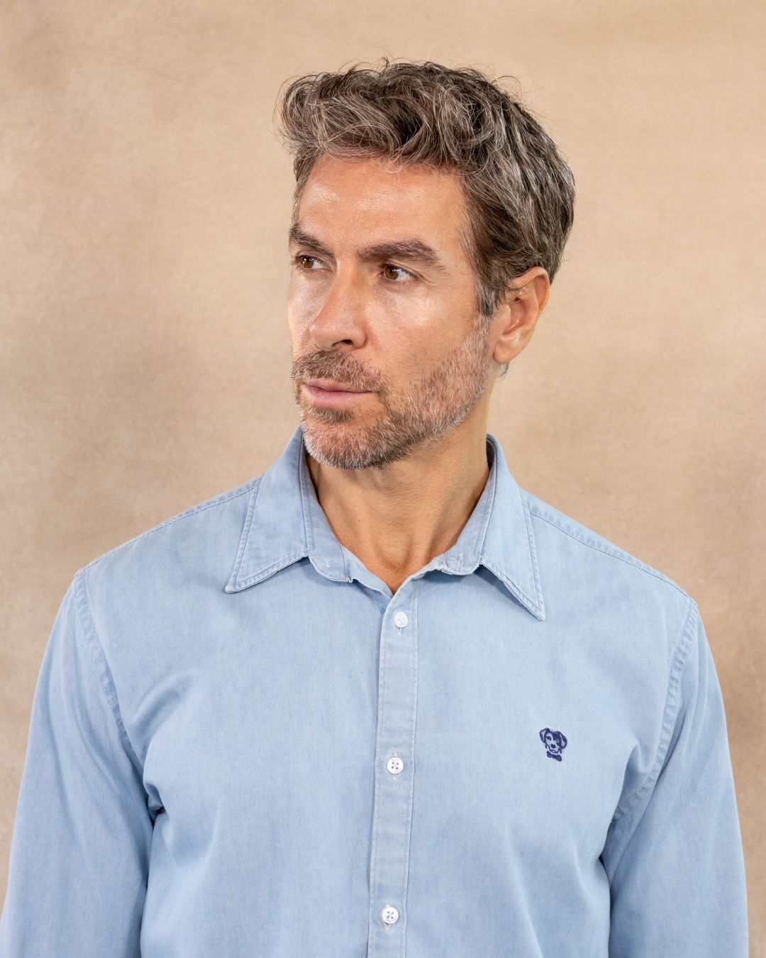 Camisa antimanchas tela denim color azul Sky para hombre marca DANTE foto cerca