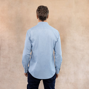 Camisa antimanchas tela denim color azul Sky para hombre marca DANTE foto espalda
