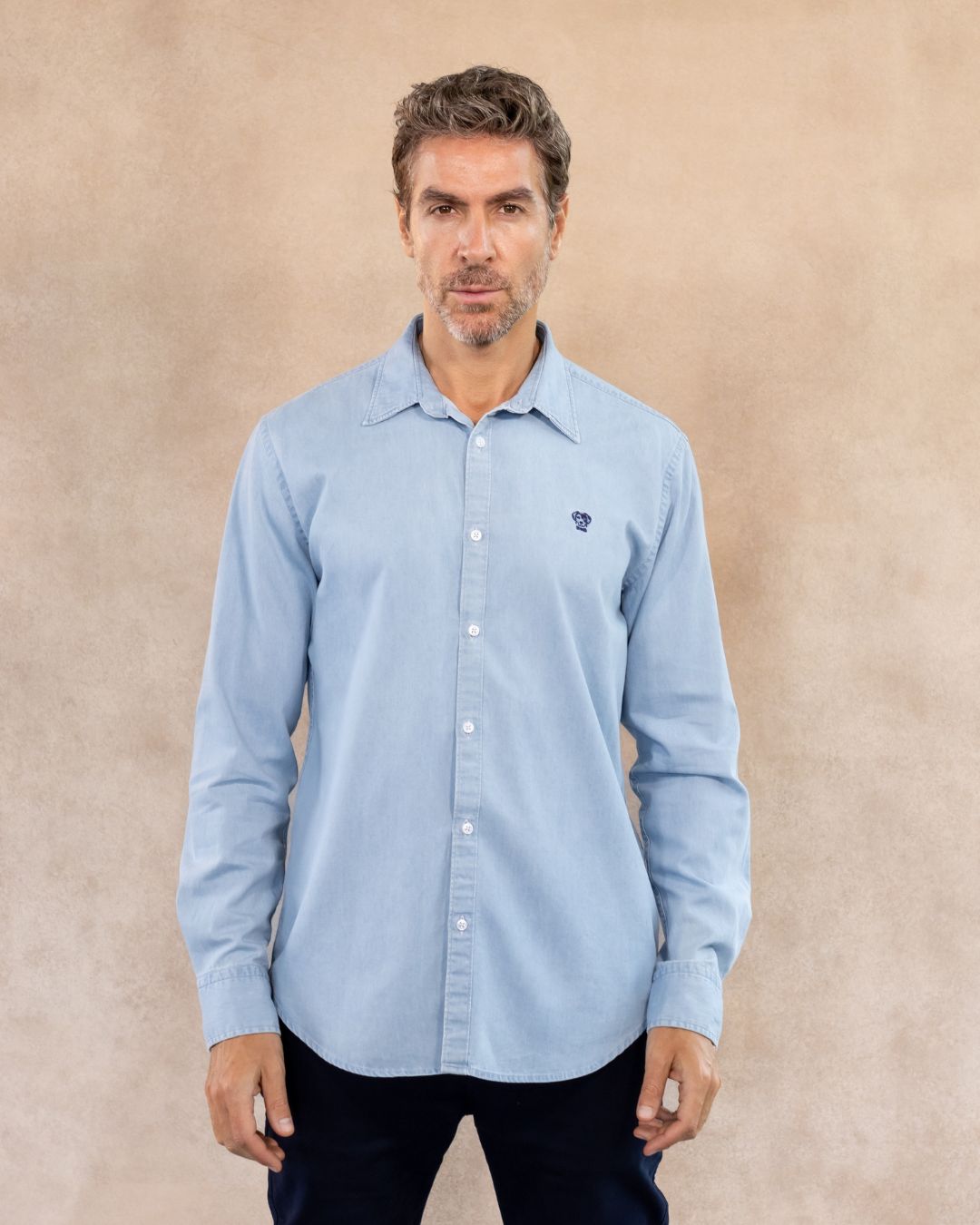 Camisa antimanchas tela denim color azul Sky para hombre marca DANTE foto modelo