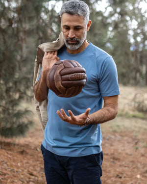 Camiseta Antimanchas Azul Chino para hombre marca DANTE tallaje regular fit foto model with ball