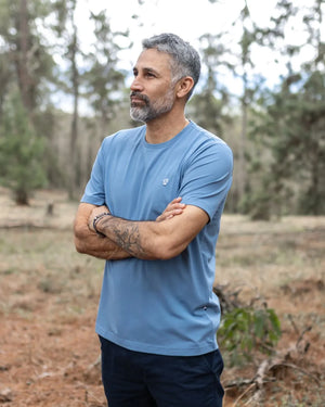 Camiseta Antimanchas Azul Chino para hombre marca DANTE tallaje regular fit foto modelo