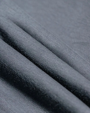 Camiseta antimanchas gris oscuro tallaje regular fit para hombre marca DANTE foto tela