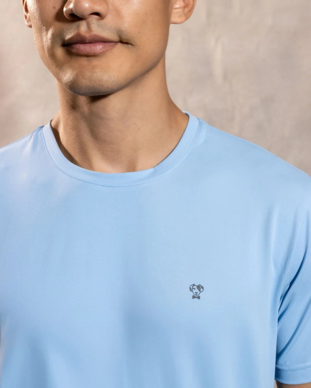 Camiseta Performance Celeste antiarrugas para hombre marca DANTE tallaje regular fit foto logo