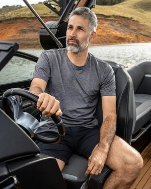 Camiseta Performance Gris Jaspe Oscuro antiarrugas para hombre marca DANTE tallaje regular fit foto lifestyle