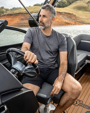 Camiseta Performance Gris Jaspe Oscuro antiarrugas para hombre marca DANTE tallaje regular fit foto lifestyle1