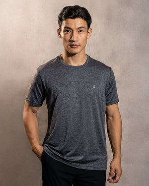 Camiseta Performance Gris Jaspe antiarrugas para hombre marca DANTE tallaje regular fit foto modelo