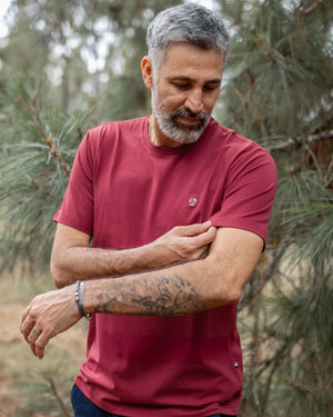 Camiseta Performance Vinotinto antiarrugas para hombre marca DANTE tallaje regular fit foto lifestyle