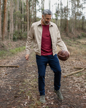 Camiseta Performance Vinotinto antiarrugas para hombre marca DANTE tallaje regular fit foto lifestyle ball