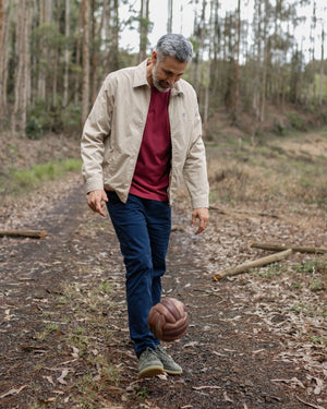 Camiseta Performance Vinotinto antiarrugas para hombre marca DANTE tallaje regular fit foto lifestyle play