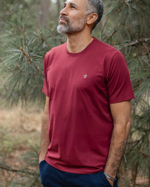 Camiseta Performance Vinotinto antiarrugas para hombre marca DANTE tallaje regular fit foto lifestyle yepes