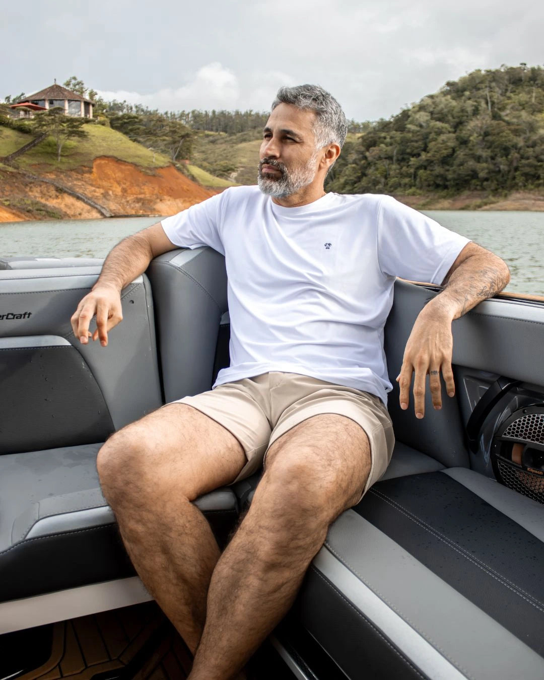 Camiseta Performance blanca antiarrugas para hombre marca DANTE tallaje regular fit foto lifestyle