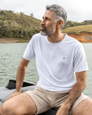 Camiseta Performance blanca antiarrugas para hombre marca DANTE tallaje regular fit foto lifestyle2