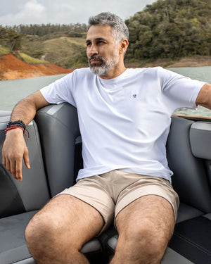 Camiseta Performance blanca antiarrugas para hombre marca DANTE tallaje regular fit foto lifestyle 1