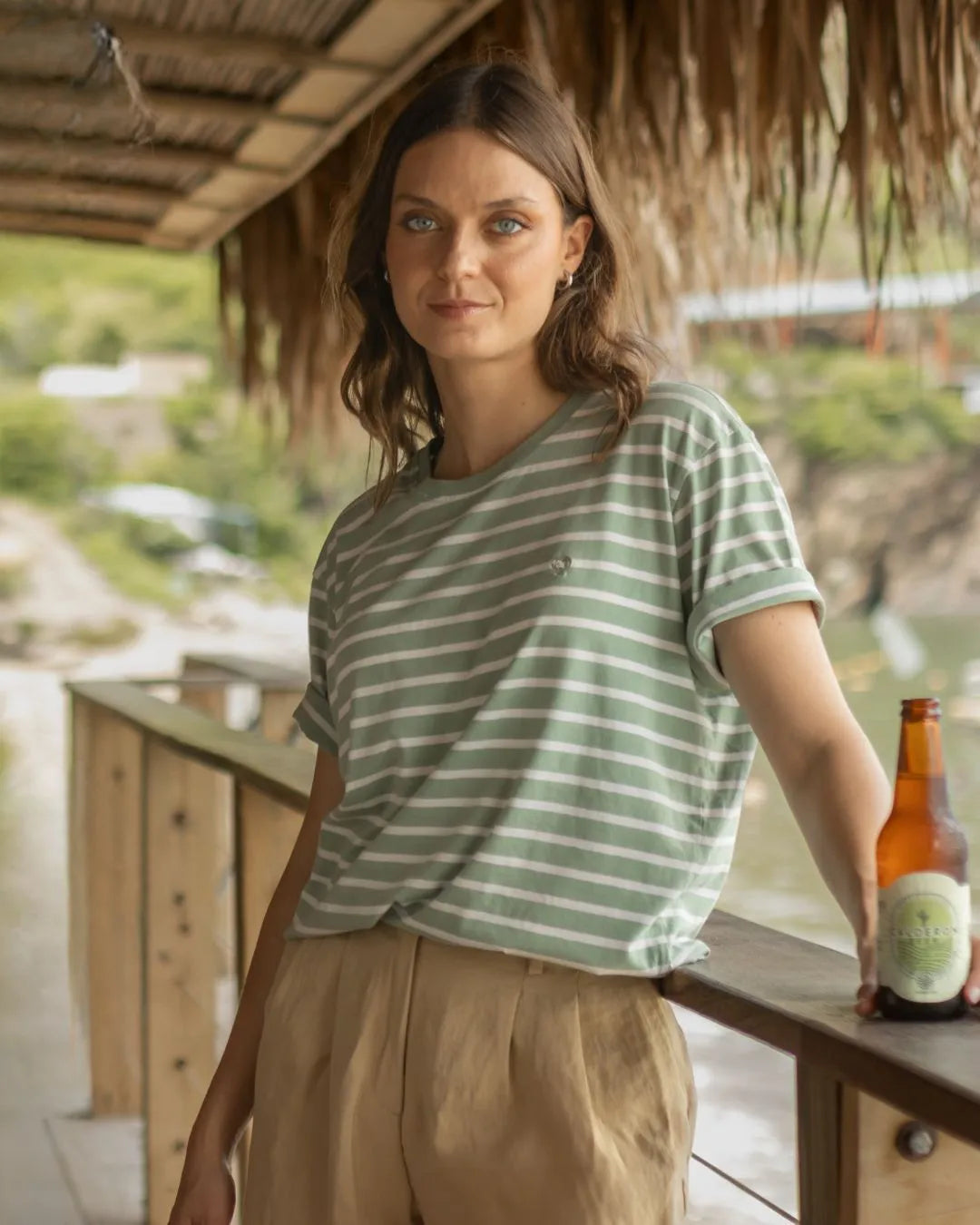 Camiseta antimanchas Rayas verde sage mujer marca DANTE tallaje relaxed fit foto