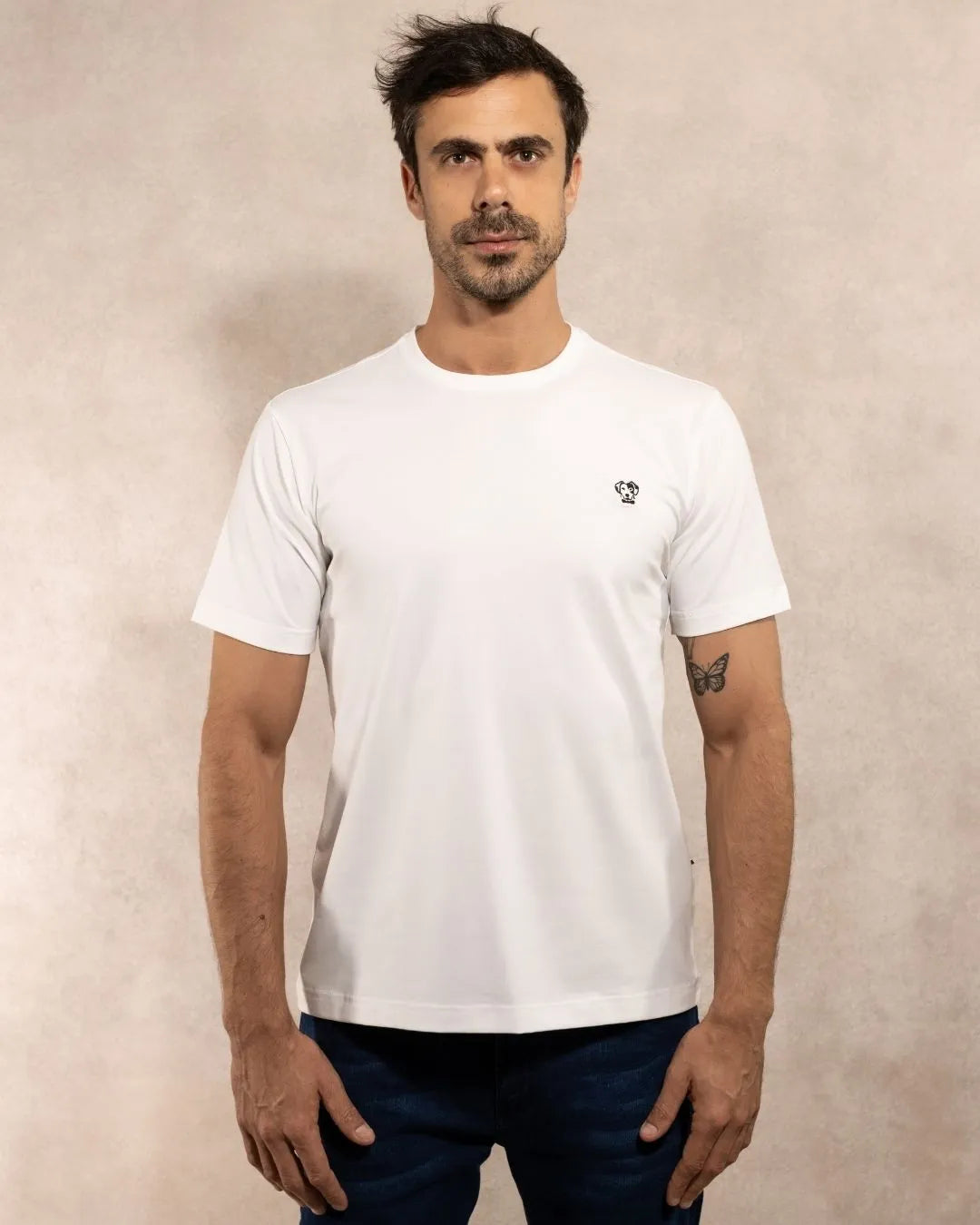 Camiseta antimanchas blanca talla regular algodón peruano marca DANTE foto modelo