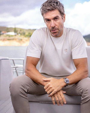 Camiseta antimanchas ivory para hombre talla regular algodón peruano marca DANTE foto lifestyle