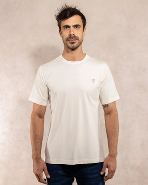 Camiseta antimanchas ivory para hombre talla regular algodón peruano marca DANTE foto modelo