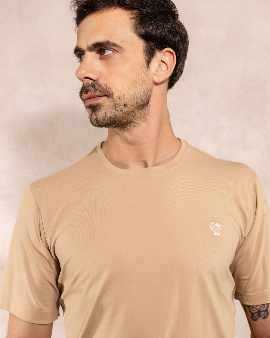 Camiseta antimanchas color arena para hombre talla regular algodón peruano marca DANTE foto cerca