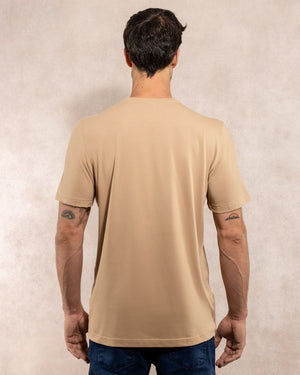 Camiseta antimanchas color arena para hombre talla regular algodón peruano marca DANTE foto espalda