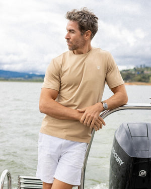 Camiseta antimanchas color arena para hombre talla regular algodón peruano marca DANTE foto lifestyle