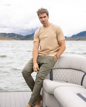 Camiseta antimanchas color arena para hombre talla regular algodón peruano marca DANTE foto lifestyle 2