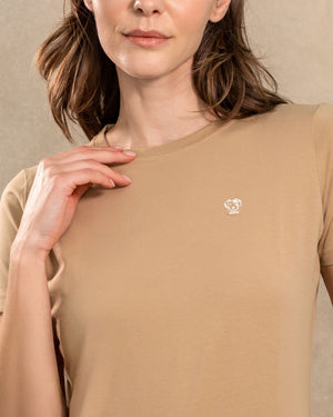 Camiseta antimanchas color arena para mujer talla regular algodón peruano marca DANTE foto cerca