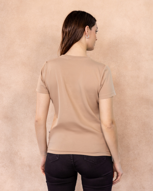 Camiseta antimanchas color arena para mujer talla regular algodón peruano marca DANTE foto espalda