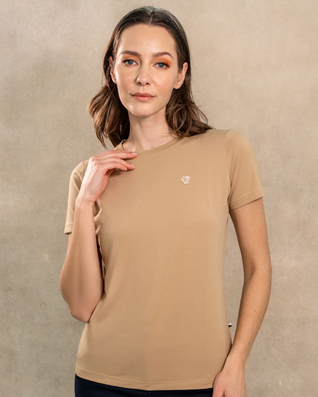 Camiseta antimanchas color arena para mujer talla regular algodón peruano marca DANTE foto modelo