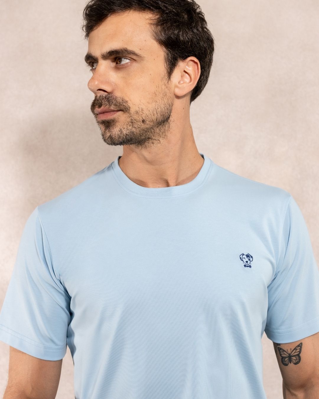 Camiseta antimanchas color azul claro para hombre talla regular algodón peruano marca DANTE foto cerca